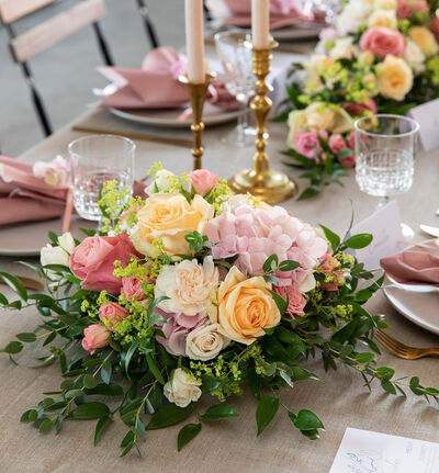 Rosa og fersken rund borddekorasjon  Rosa og fersken rund borddekorasjon